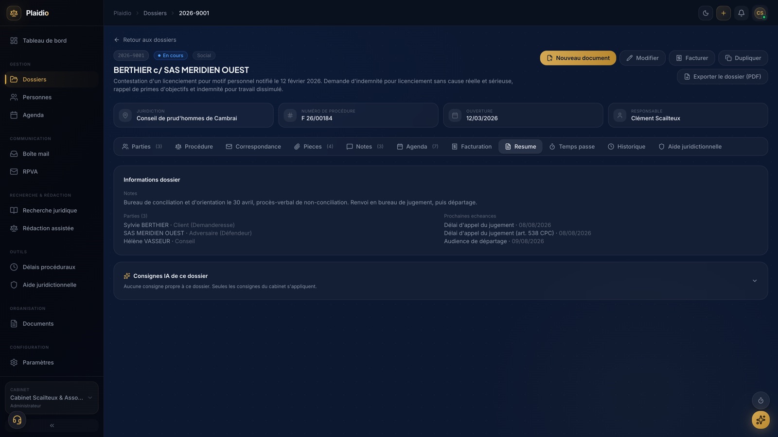 Onglet Résumé d’un dossier Plaidio : informations du dossier, parties demanderesse et défenderesse, prochaines échéances datées, et le bloc des consignes IA propres à ce dossier.
